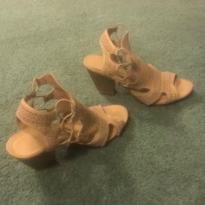 They are a size 8. They are tan heels.